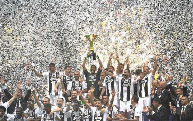 CĐV Juventus phỉ báng Napoli trong ngày đăng quang - Bóng Đá