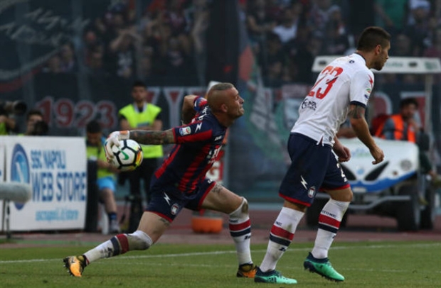 Crotone chính thức trở thành đội thứ 3 xuống hạng tại Serie A  - Bóng Đá