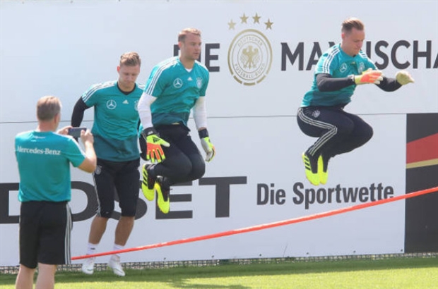 Mặc sức ép, Neuer vẫn ung dung trên sân tập của tuyển Đức - Bóng Đá