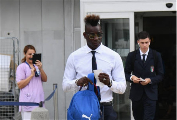 Balotelli cực ngầu khi cùng Italia lên đường tới Thụy Sĩ - Bóng Đá