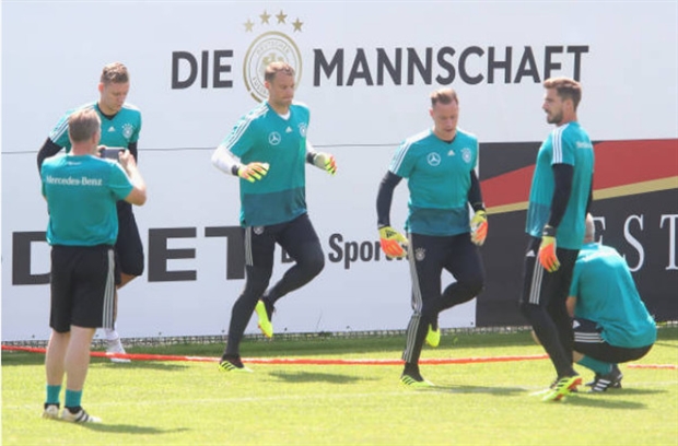 Mặc sức ép, Neuer vẫn ung dung trên sân tập của tuyển Đức - Bóng Đá