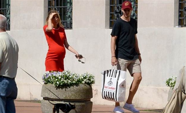 Không World Cup, Morata tháp tùng vợ bầu đi mua sắm  - Bóng Đá