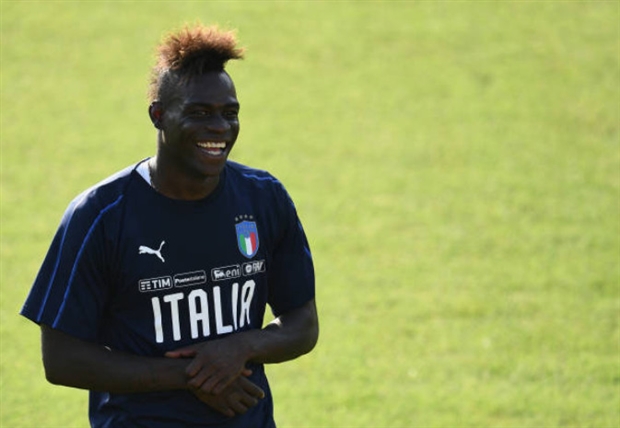 Tóc của Balotelli trở thành tâm điểm sờ mó trên tuyển Italia - Bóng Đá