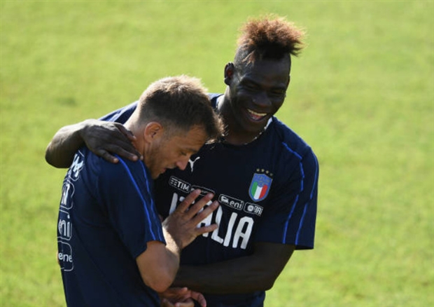 Tóc của Balotelli trở thành tâm điểm sờ mó trên tuyển Italia - Bóng Đá