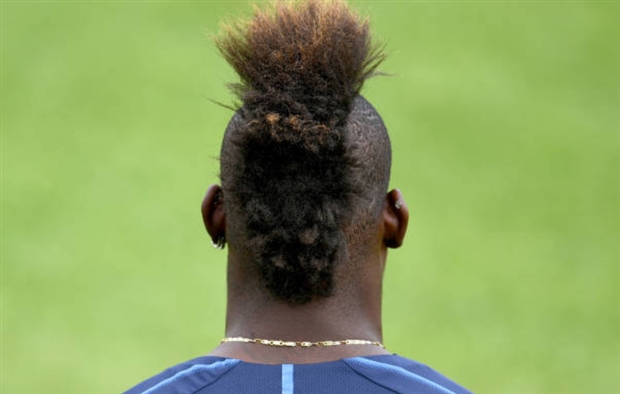 Tóc của Balotelli trở thành tâm điểm sờ mó trên tuyển Italia - Bóng Đá