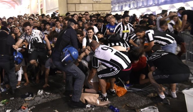 CĐV Juventus chung tay tưởng nhớ nạn nhân vụ đánh bom giả tại Turin năm ngoái - Bóng Đá