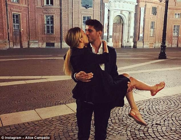 Morata tích cực khoe ảnh vợ để quên đi World Cup - Bóng Đá