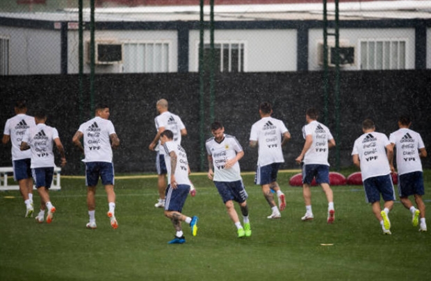 Mặc trời mưa, Messi và động đội vẫn cháy hết mình vì World Cup - Bóng Đá