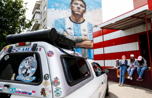 Sau 32 tháng bỏ Argentina 'đi bụi', fan Messi tái ngộ thần tượng tại Nga - Bóng Đá