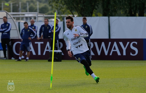 Sau 32 tháng bỏ Argentina 'đi bụi', fan Messi tái ngộ thần tượng tại Nga - Bóng Đá