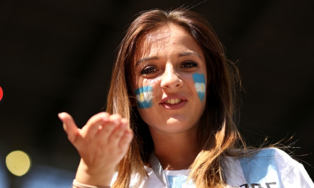 Maradona và dàn mỹ nữ xuất hiện trong ngày ra quân của Argentina - Bóng Đá