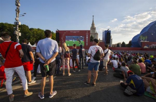 Toàn cảnh đa sắc màu tại khu vực Fanfest tại Moscow - Bóng Đá