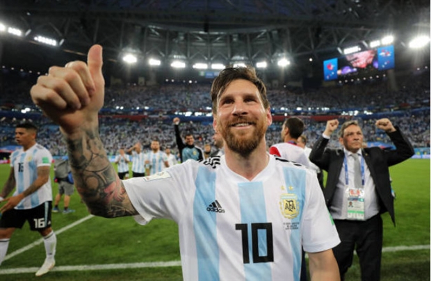 Nhận giải cầu thủ xuất sắc, Messi cuối cùng cũng đã cười - Bóng Đá