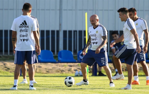 Mặc Messi, Sampaoli giành lại quyền chỉ đạo trên sân tập của Argentina - Bóng Đá