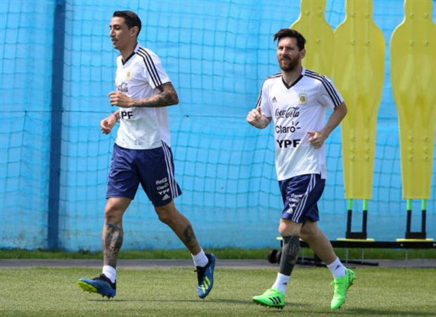Mặc Messi, Sampaoli giành lại quyền chỉ đạo trên sân tập của Argentina - Bóng Đá