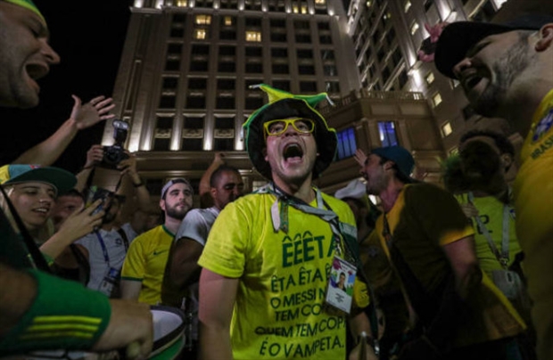 CĐV náo loạn khách sạn của tuyển Brazil lúc nửa đêm - Bóng Đá
