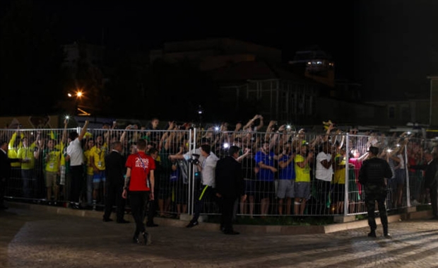 CĐV náo loạn khách sạn của tuyển Brazil lúc nửa đêm - Bóng Đá