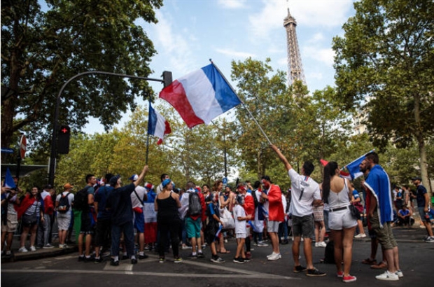 'Đội trưởng Mỹ' xuống đường cổ vũ cho tuyển Pháp trước thềm chung kết WC - Bóng Đá