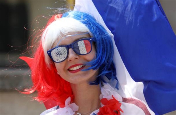 'Đội trưởng Mỹ' xuống đường cổ vũ cho tuyển Pháp trước thềm chung kết WC - Bóng Đá