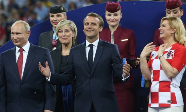 Tổng thống Pháp nhảy thẳng lên bàn ăn mừng trước mặt Putin - Bóng Đá
