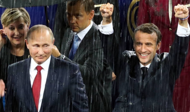 Tổng thống Pháp nhảy thẳng lên bàn ăn mừng trước mặt Putin - Bóng Đá