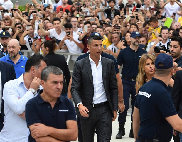 Ronaldo tới Juventus, FIFA 19 cũng nhanh chóng sửa lỗi - Bóng Đá