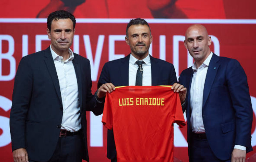 Người cũ Barcelona chính thức ra mắt trên vai trò HLV trưởng La Roja - Bóng Đá