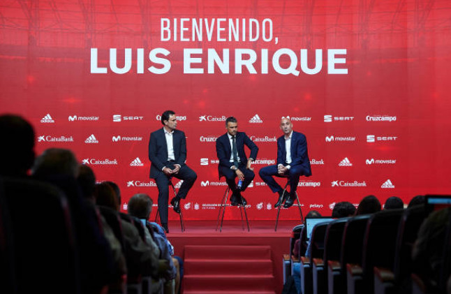 Người cũ Barcelona chính thức ra mắt trên vai trò HLV trưởng La Roja - Bóng Đá