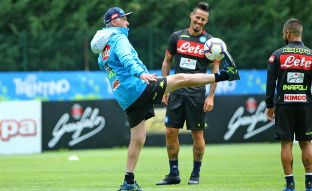 Các sao Napoli chỉ biết cười trước khả năng chơi bóng của Ancelotti - Bóng Đá
