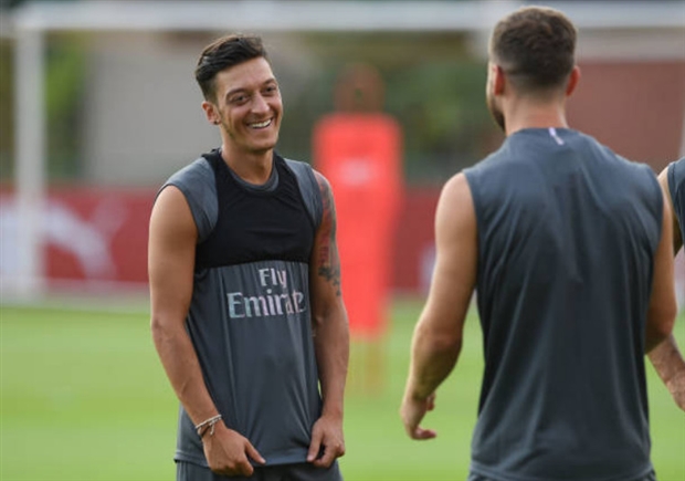 Nhờ đồng đội, Ozil cũng đã tìm lại nụ cười - Bóng Đá