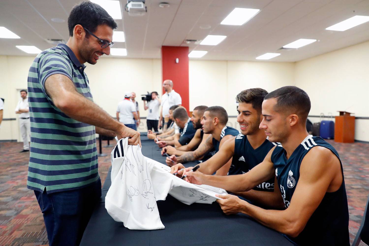 Ramos trở lại, dẫn Real đi họp fan tại Miami - Bóng Đá