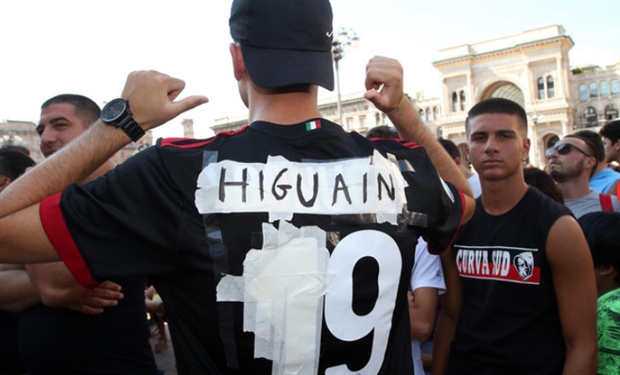 Nghìn người hân hoan chào mừng Higuain và Caldara tới Milan - Bóng Đá