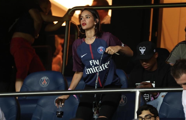 Bạn gái ngáp ngắn, ngáp dài xem Neymar thi đấu - Bóng Đá