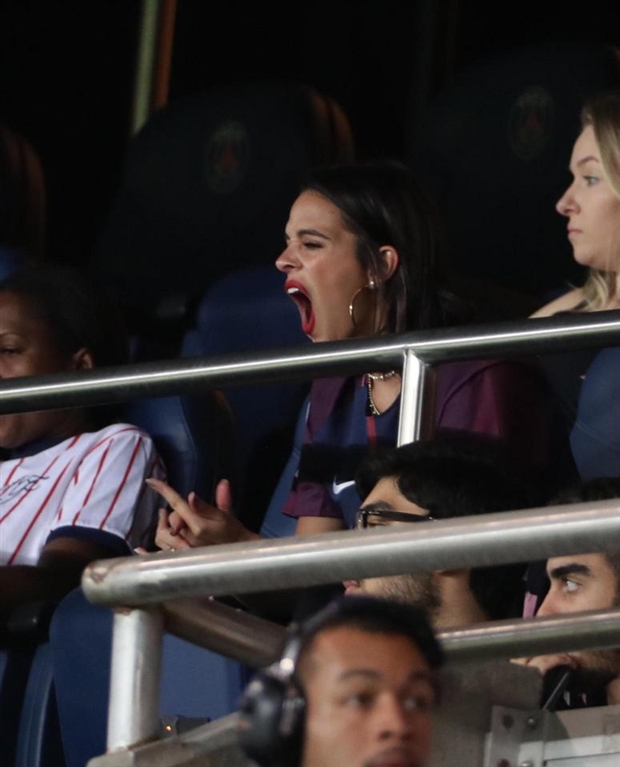 Bạn gái ngáp ngắn, ngáp dài xem Neymar thi đấu - Bóng Đá
