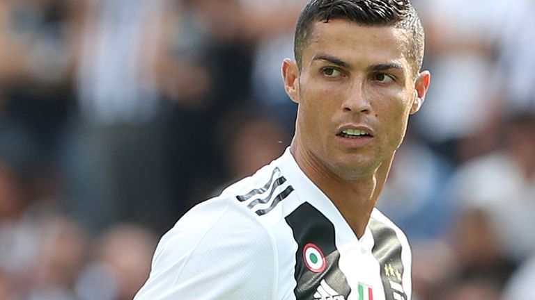 Ronaldo 'đỏ mặt' với tục lệ ra mắt tại Juventus - Bóng Đá