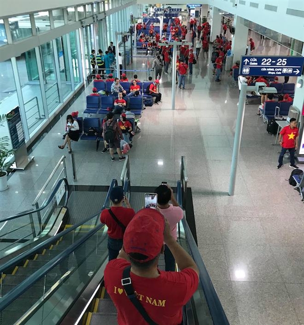 Nhuộm đỏ sân bay, CĐV Việt Nam đã sẵn sàng đối đầu với người Hàn - Bóng Đá
