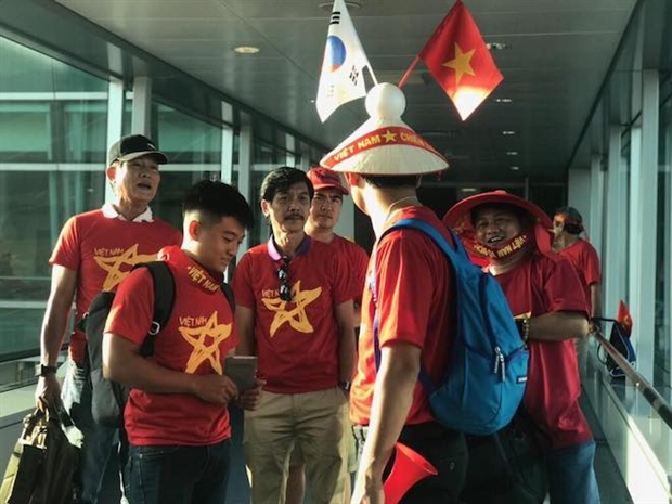 Nhuộm đỏ sân bay, CĐV Việt Nam đã sẵn sàng đối đầu với người Hàn - Bóng Đá