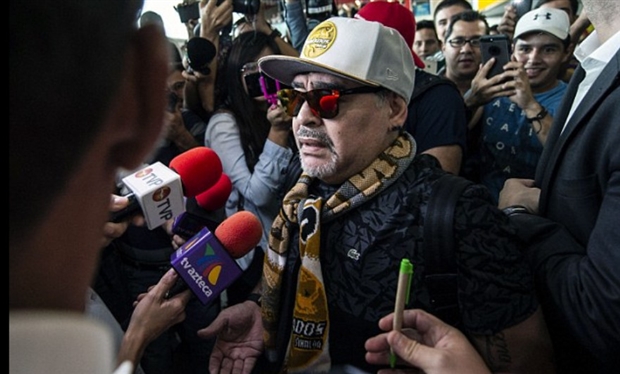 Sân bay Mexico kín người trong ngày Maradona nhận việc mới - Bóng Đá