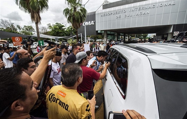 Sân bay Mexico kín người trong ngày Maradona nhận việc mới - Bóng Đá