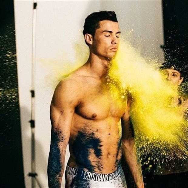 Ra mắt mẫu đồ lót mới, Ronaldo để lộ body siêu chuẩn  - Bóng Đá