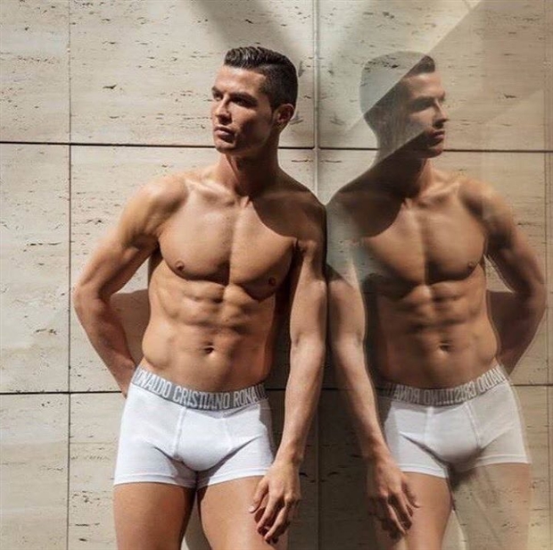 Ra mắt mẫu đồ lót mới, Ronaldo để lộ body siêu chuẩn  - Bóng Đá