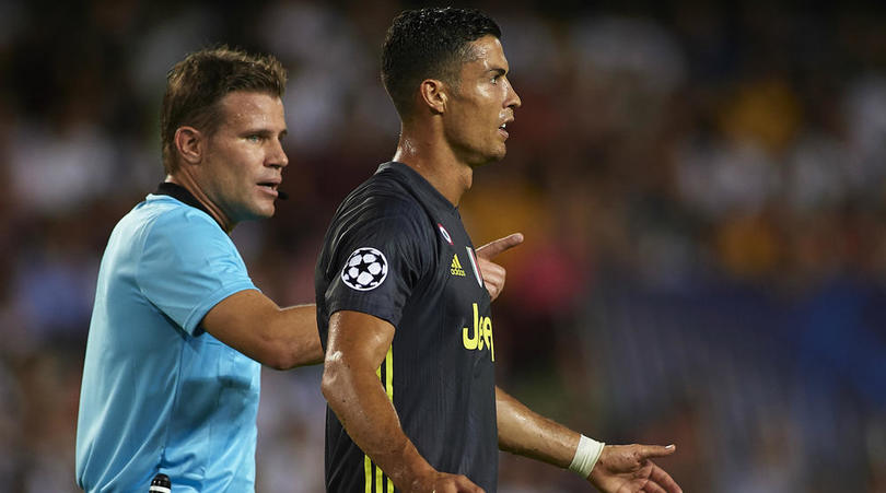 Ronaldo đã sai, nhưng trọng tài cũng không đúng - Bóng Đá