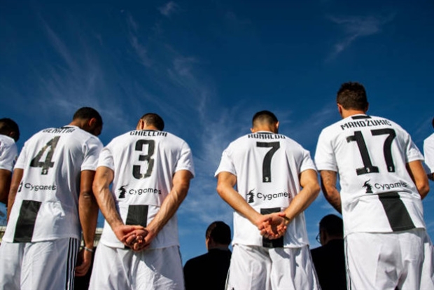 Mặc scandal tình ái, Ronaldo cực tươi chụp ảnh cùng Juventus  - Bóng Đá