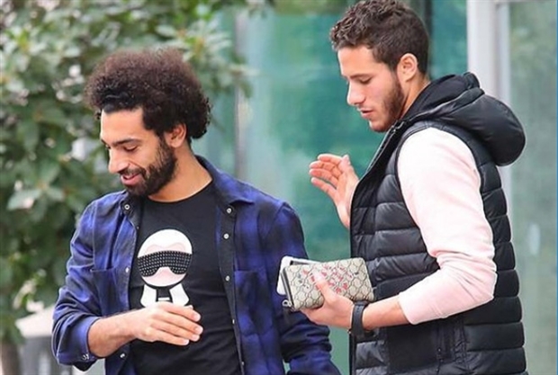 Salah tươi cười xuất hiện tại nơi hội quân của Man Utd - Bóng Đá