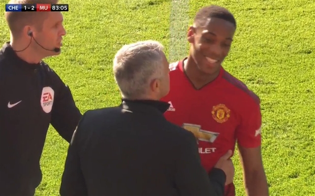 CĐV Man Utd 'tan chảy' với cái ôm giữa Mourinho và Martial - Bóng Đá