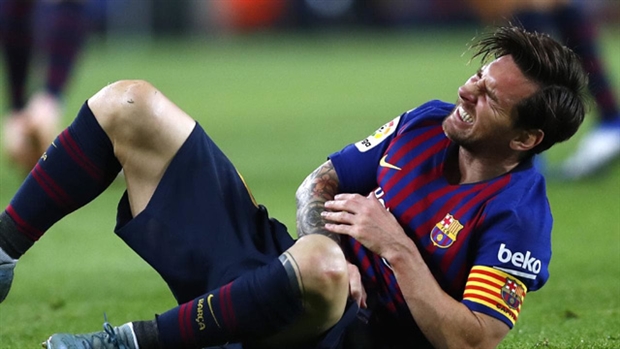 Xuất hiện với tay bó bột, Messi vẫn tươi cười trước Paparazzi - Bóng Đá