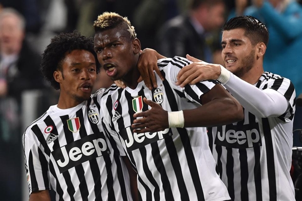 CĐV Man Utd tức điên khi Pogba vui vẻ nhận quà của Juventus - Bóng Đá
