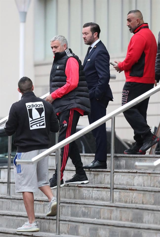Mourinho cau có khi fan xin chụp ảnh chung - Bóng Đá