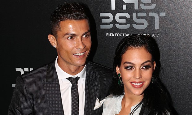Lộ nhẫn đính hôn lấp lánh kim cương của người yêu Ronaldo  - Bóng Đá