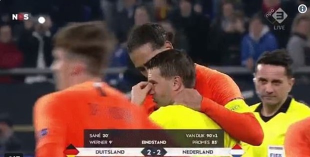 Ngoài bàn thắng, người hùng tuyển Hà Lan còn ghi điểm vì hành động này - Bóng Đá